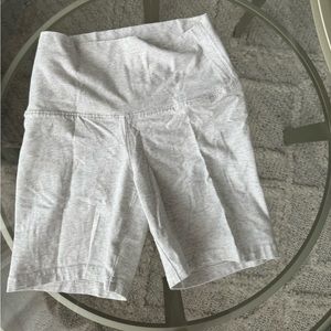 TNA biker shorts in heather cloud white